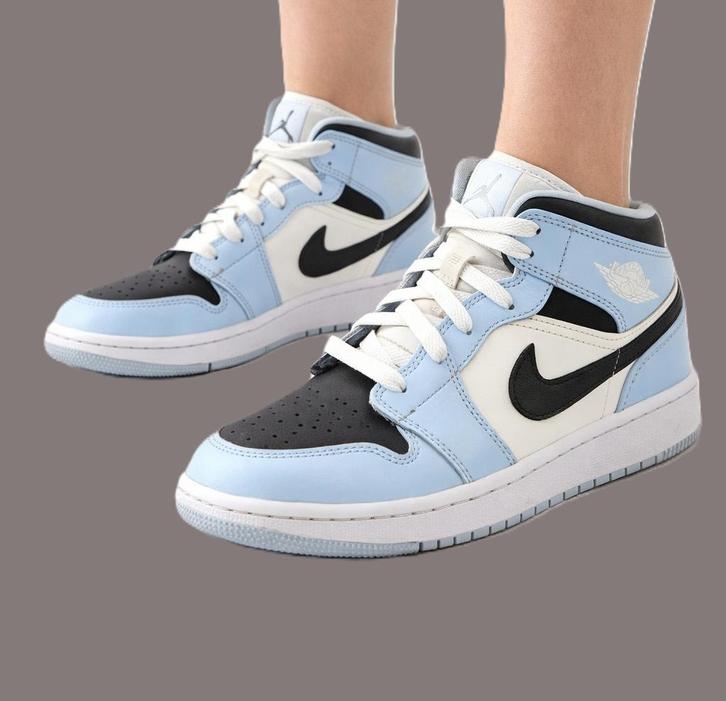 Iconic Air Jordan 1 Mid UNC Black Toe en taille EU 38., Vêtements | Femmes, Chaussures, Comme neuf, Sneakers et Baskets, Autres couleurs