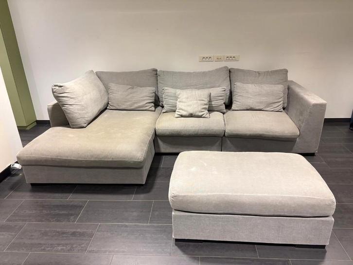 Zeer comfortabel lichtgrijs hoeksalon met voetenbank, Maison & Meubles, Canapés | Coins salons complets, Utilisé, Tissus, Enlèvement