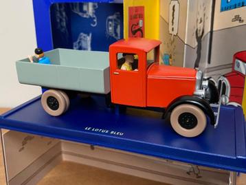 Voiture Tintin 1/43 atlas TINTIN  Lotus Bleu le Camion rouge, Enlèvement ou Envoi, Tintin, Comme neuf, Statue ou Figurine