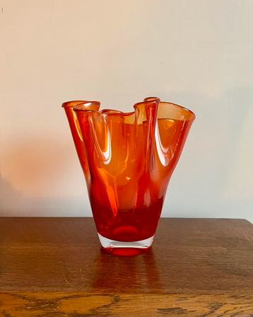 Robijnrode vintage zakdoeken vaas Mid Century stijl beschikbaar voor biedingen