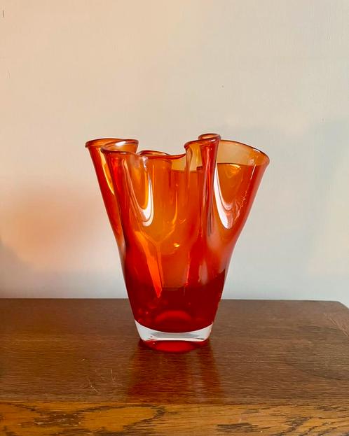 Robijnrode vintage zakdoeken vaas Mid Century stijl, Huis en Inrichting, Woonaccessoires | Vazen, Zo goed als nieuw, Rood, Minder dan 50 cm