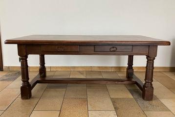 Antieke salontafel beschikbaar voor biedingen