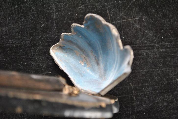 Oud houten en metalen wijwatervat versierd met een kruis, Antiek en Kunst, Antiek | Religieuze voorwerpen, Ophalen of Verzenden