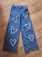 H&M grijze wijde jeans hartjes 134, Broek, Meisje, Ophalen of Verzenden, Zo goed als nieuw