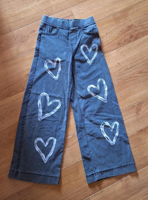 H&M grijze wijde jeans hartjes 134, Kinderen en Baby's, Kinderkleding | Maat 134, Zo goed als nieuw, Meisje, Broek, Ophalen of Verzenden