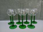 7x verres vintage sur une base verte, Maison et Meubles, Enlèvement ou Envoi