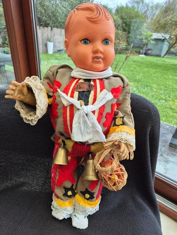 Antieke pop met kostuum van Gilles de Binche 