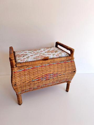 Vintage naai- of opbergmandje  beschikbaar voor biedingen
