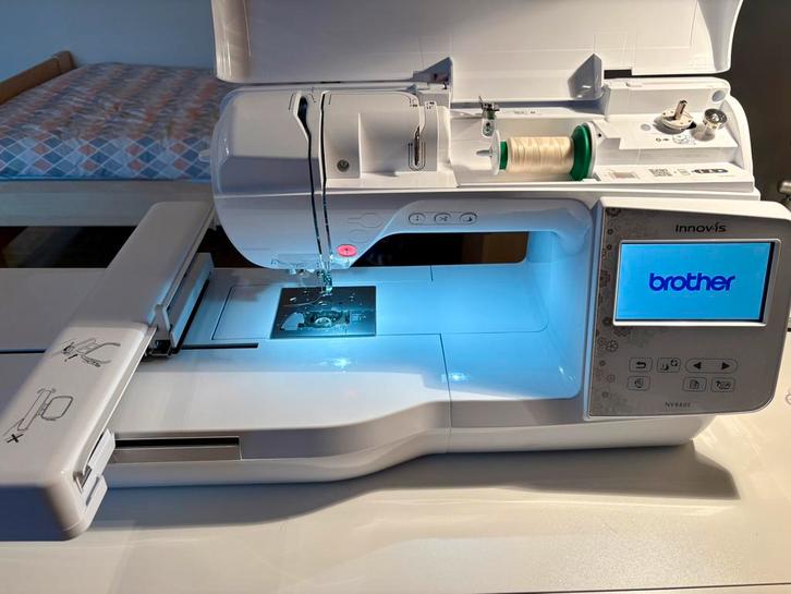 Machine à broder Innovi’s 880E, Hobby en Vrije tijd, Naaimachines en Toebehoren, Zo goed als nieuw, Accessoires, Janome, Ophalen