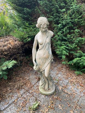 Tuinbeeld vrouw beschikbaar voor biedingen