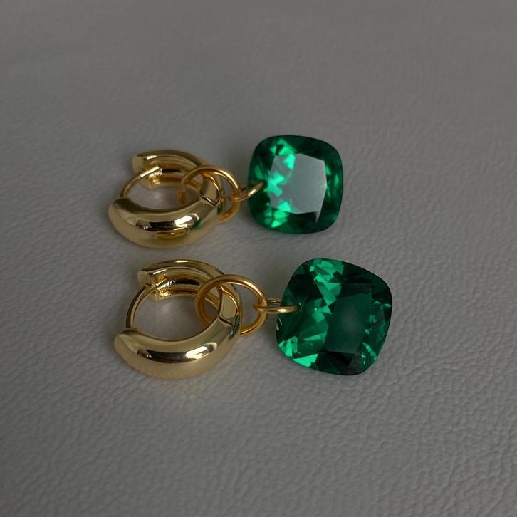Oorbellen nano smaragd, Handtassen en Accessoires, Oorbellen, Nieuw, Hangers, Goud, Groen, Met kristal, Ophalen of Verzenden