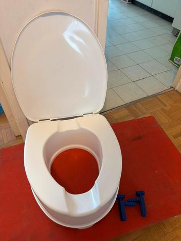 Toiletzitting in zeer goede staat beschikbaar voor biedingen