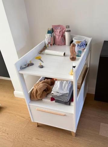 Witte pampertafel beschikbaar voor biedingen