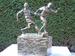 statue deux joueurs de foot en bronze signé ., Bronze, Enlèvement ou Envoi