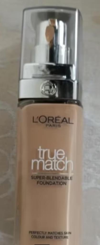 L'Oréal foundation. Als nieuw., Handtassen en Accessoires, Uiterlijk | Cosmetica en Make-up, Zo goed als nieuw, Make-up, Ophalen