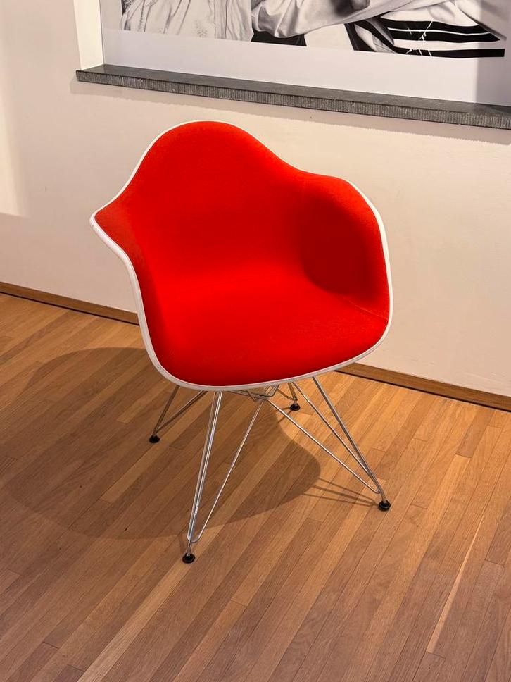 Vitra Eames Plastic Armchair – gestoffeerd, Huis en Inrichting, Stoelen, Zo goed als nieuw, Eén, Kunststof, Stof, Wit, Ophalen