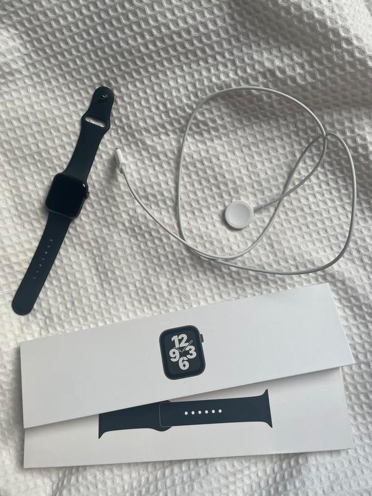 Space gray Apple Watch SE + midnight sport band + cable, Handtassen en Accessoires, Smartwatches, Zo goed als nieuw, iOS, Ophalen of Verzenden