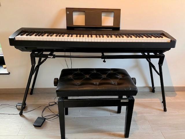 piano Yamaha P-45 met tafelstand Stagg MXSA1 en zitbank, Muziek en Instrumenten, Piano's, Zo goed als nieuw, Piano, Zwart, Digitaal
