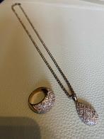 Set van sieraden ketting en ring & originele doos, Handtassen en Accessoires, Kettingen, Ophalen, Zo goed als nieuw, Roze, Overige materialen