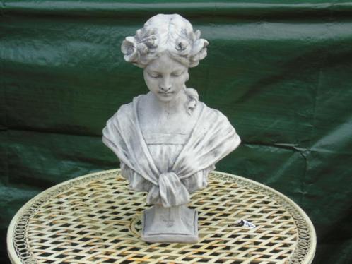 Buste van een vrouw in steen, de vrouw met bloemen..., Tuin en Terras, Tuinwanddecoratie, Nieuw, Ophalen