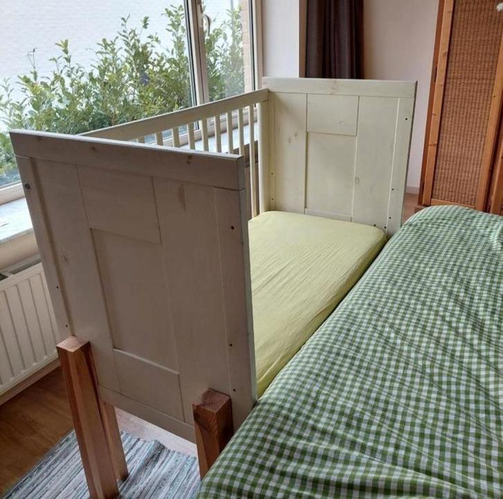 Verhoogd babybed / co-sleeper, Kinderen en Baby's, Kinderkamer | Bedden, Gebruikt, Lattenbodem, Matras, Ophalen