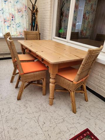 HOUTEN TAFEL MET 2 LADES + 4 ROTAN STOELEN