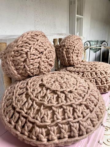 Pouf gebreid met hoofdsteun beschikbaar voor biedingen