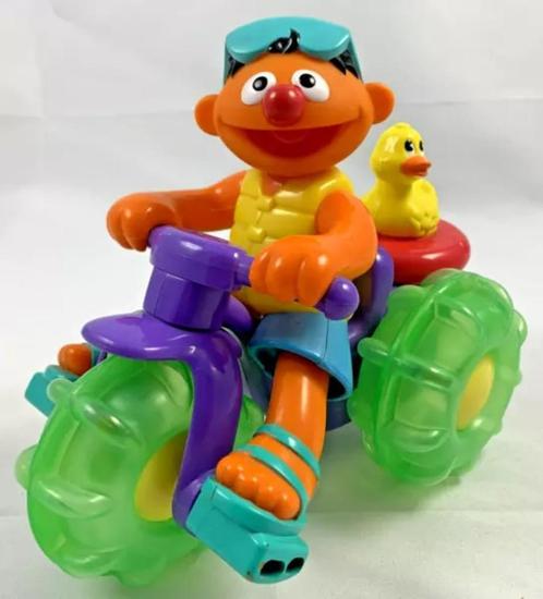 Sesamstraat Fisher Price Ernie driewieler waterfiets figuur, Kinderen en Baby's, Speelgoed | Actiefiguren, Zo goed als nieuw, Verzenden
