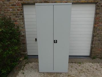 Metalen kast / Archiefkast met twee sleutels beschikbaar voor biedingen