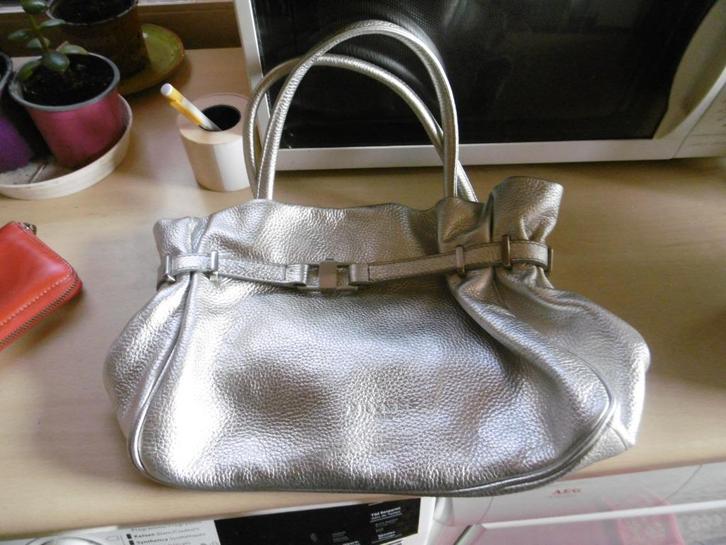 mooie handtas zilverkleurig leder, "phynes paris", Handtassen en Accessoires, Tassen | Damestassen, Zo goed als nieuw, Handtas