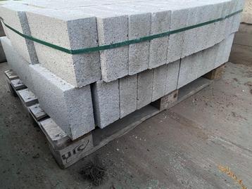 Betonblokken 90x190 en 140x140 beschikbaar voor biedingen