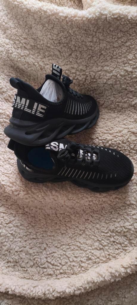 ESMLIE sneakers kinderen/dames.  2 paar beschikbaar., Sports & Fitness, Basket, Comme neuf, Enlèvement ou Envoi