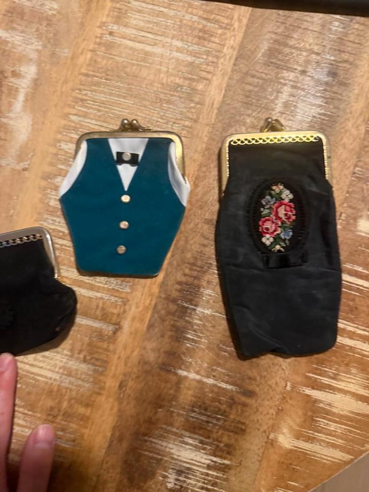 3 kleine beursjes, 2 zwarte en 1 in de vorm met vlinderdas, Antiek en Kunst, Curiosa en Brocante, Ophalen of Verzenden