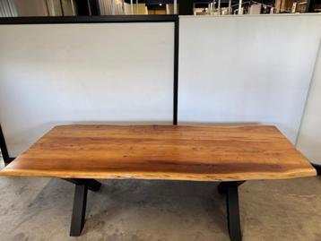 Eiken boomstam tafel beschikbaar voor biedingen