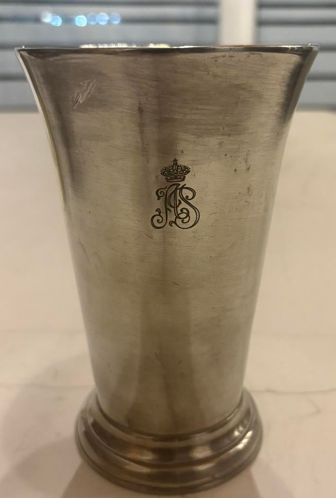 Pichet à vin ,vase en etain monogramme royal albert et paola, Ophalen of Verzenden, Zo goed als nieuw