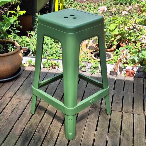 Vier groene kunststof barkrukken, Huis en Inrichting, Barkrukken, Nieuw, 60 tot 90 cm, Kunststof, 4 krukken, Met voetsteun, Ophalen
