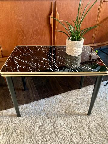 Vintage tafel beschikbaar voor biedingen