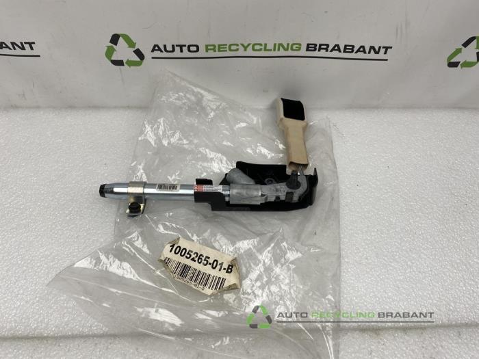 Insertion ceinture de sécurité avant droite d'un Tesla Mod, Autos : Pièces & Accessoires, Habitacle & Garnissage, Utilisé, 3 mois de garantie