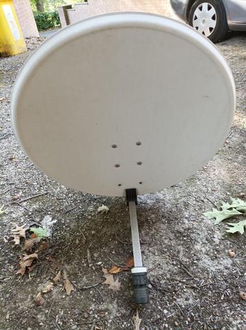 Parabolische antenne met bevestigingssysteem  beschikbaar voor biedingen
