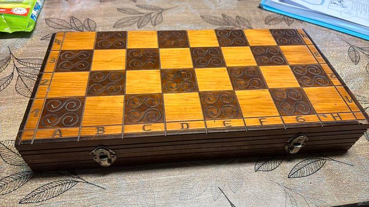 Jeu d’échecs en bois sculpté – plateau pliant avec rangement, Hobby en Vrije tijd, Gezelschapsspellen | Overige, Zo goed als nieuw