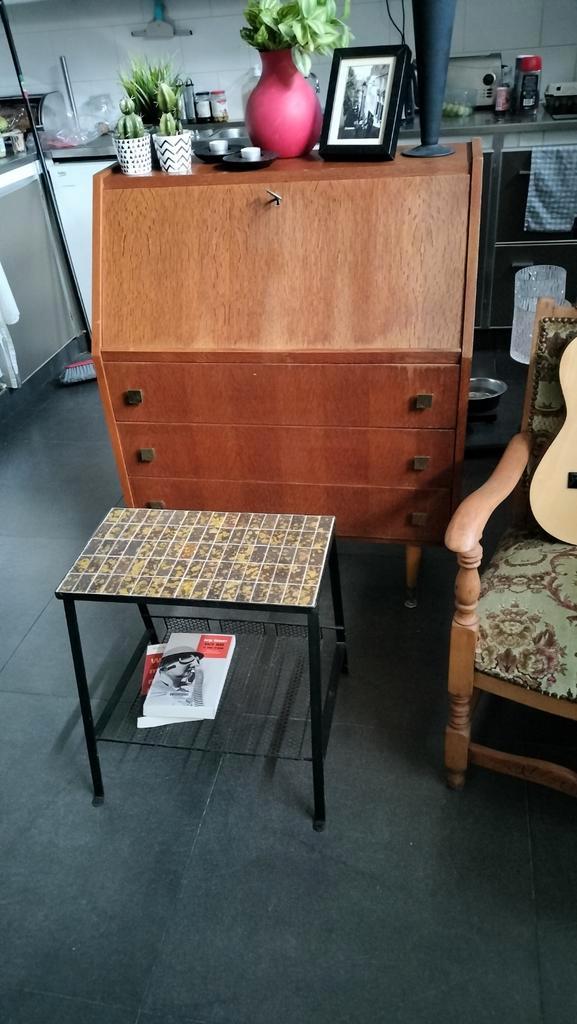 Vintage 70ties bijzettafeltje met tegeltjes., Huis en Inrichting, Tafels | Bijzettafels, Zo goed als nieuw, Ophalen