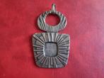 Plaque pour pendentif. Inscrit "DLEI". Ancienne., Ophalen of Verzenden, Overige materialen, Hanger