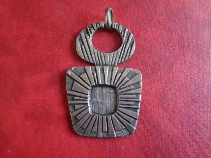 Plaque pour pendentif. Inscrit "DLEI". Ancienne., Handtassen en Accessoires, Antieke sieraden, Hanger, Overige materialen, Ophalen of Verzenden