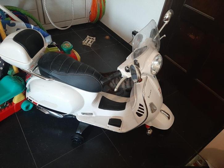 Vespa deluxe, Enfants & Bébés, Jouets | Extérieur | Véhicules à batterie, Comme neuf, Enlèvement