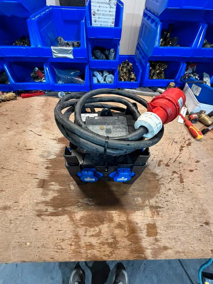 Verdeelkast 32A (blok 1x32A in + 6 x shuco uit), Doe-het-zelf en Bouw, Elektriciteit en Kabels, Gebruikt, Overige typen, Ophalen