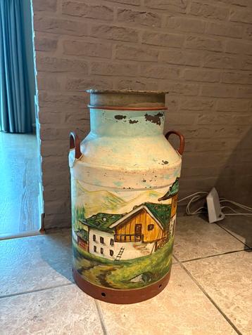 Geschilderede ijzeren melkstoop beschikbaar voor biedingen