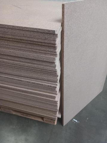Spaanplaat 1200x800x18mm (50 stuks) beschikbaar voor biedingen