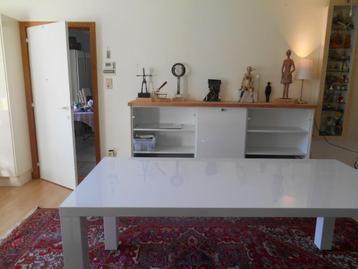 tafel beschikbaar voor biedingen