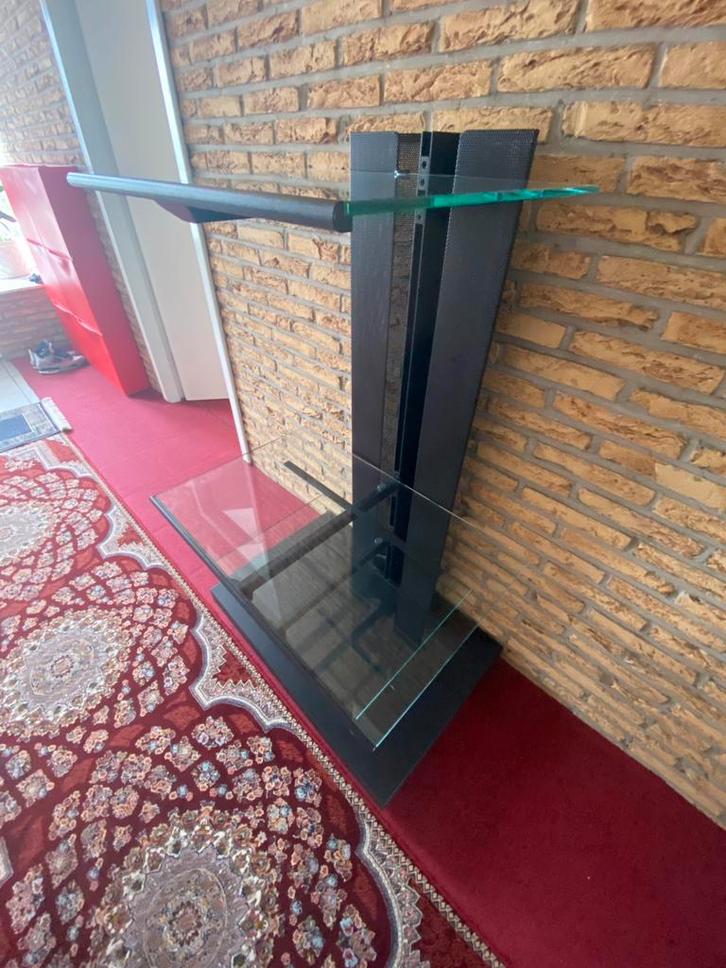 Moderne glazen audioTV meubel met zwart middenzuil en wielen, Huis en Inrichting, Woonaccessoires | Cd- en Dvd-rekken, Zo goed als nieuw