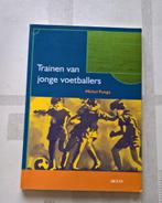 boek: trainen van jonge voetballers, Boeken, Sportboeken, Gelezen, Balsport, Ophalen of Verzenden